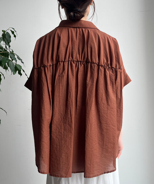 DouDou（ドゥドゥ）の「バックシャーリングスキッパーシャツ（シャツ/ブラウス・レディース・ホワイト/ボルドー/ブラック/グレイッシュベージュ・FREE）」の12枚目の写真