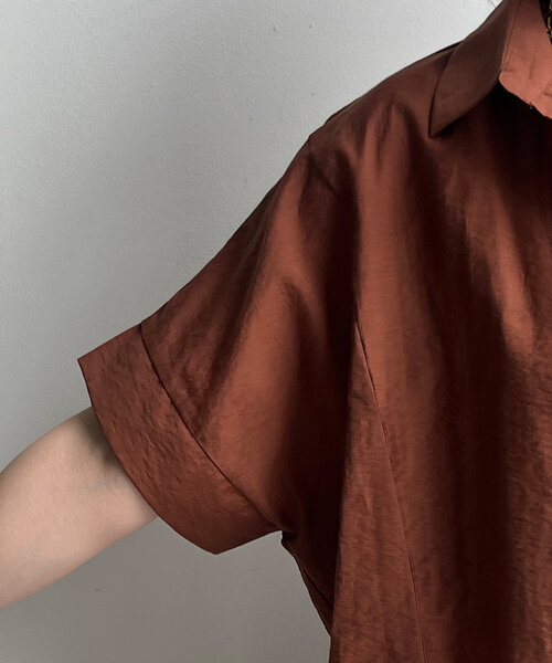 DouDou（ドゥドゥ）の「バックシャーリングスキッパーシャツ（シャツ/ブラウス・レディース・ホワイト/ボルドー/ブラック/グレイッシュベージュ・FREE）」の15枚目の写真