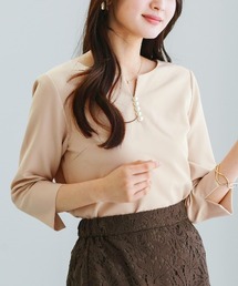 WHITE JOOLA（ホワイトジョーラ）の「UV CUT・速乾・接触冷感・防シワ・ストレッチ・手洗い可【多機能すぎるブラウス】ダブルピケクロス・パール調キーネックデザインブラウス（シャツ/ブラウス）」