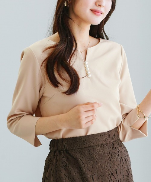 WHITE JOOLA(ホワイトジョーラ)の「UV CUT・速乾・接触冷感・防シワ・ストレッチ・手洗い可【多機能すぎるブラウス】ダブルピケクロス・パール調キーネックデザインブラウス(シャツ/ブラウス・レディース・ネイビー/アイボリー/ベージュ・S/M/L/LL)」の3枚目の写真