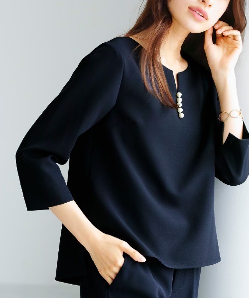 WHITE JOOLA(ホワイトジョーラ)の「UV CUT・速乾・接触冷感・防シワ・ストレッチ・手洗い可【多機能すぎるブラウス】ダブルピケクロス・パール調キーネックデザインブラウス(シャツ/ブラウス・レディース・ネイビー/アイボリー・S/M/L/LL)」の1枚目の写真