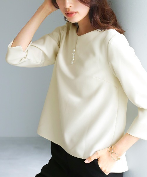 WHITE JOOLA(ホワイトジョーラ)の「UV CUT・速乾・接触冷感・防シワ・ストレッチ・手洗い可【多機能すぎるブラウス】ダブルピケクロス・パール調キーネックデザインブラウス(シャツ/ブラウス・レディース・ネイビー/アイボリー・S/M/L/LL)」の2枚目の写真