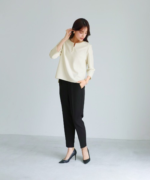 WHITE JOOLA(ホワイトジョーラ)の「UV CUT・速乾・接触冷感・防シワ・ストレッチ・手洗い可【多機能すぎるブラウス】ダブルピケクロス・パール調キーネックデザインブラウス(シャツ/ブラウス・レディース・ネイビー/アイボリー・S/M/L/LL)」の8枚目の写真