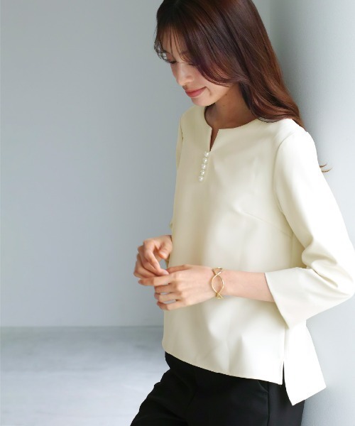 WHITE JOOLA(ホワイトジョーラ)の「UV CUT・速乾・接触冷感・防シワ・ストレッチ・手洗い可【多機能すぎるブラウス】ダブルピケクロス・パール調キーネックデザインブラウス(シャツ/ブラウス・レディース・ネイビー/アイボリー・S/M/L/LL)」の9枚目の写真