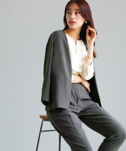 WHITE JOOLA(ホワイトジョーラ)の「UV CUT・速乾・接触冷感・防シワ・ストレッチ・手洗い可【多機能すぎるブラウス】ダブルピケクロス・パール調キーネックデザインブラウス(シャツ/ブラウス・レディース・ネイビー/アイボリー・S/M/L/LL)」の10枚目の写真