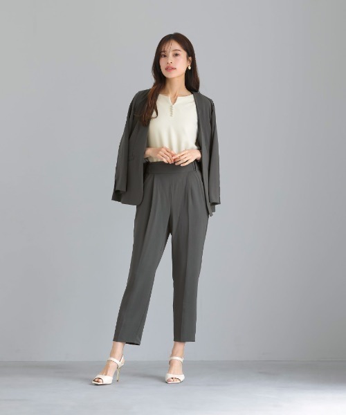 WHITE JOOLA(ホワイトジョーラ)の「UV CUT・速乾・接触冷感・防シワ・ストレッチ・手洗い可【多機能すぎるブラウス】ダブルピケクロス・パール調キーネックデザインブラウス(シャツ/ブラウス・レディース・ネイビー/アイボリー・S/M/L/LL)」の3枚目の写真