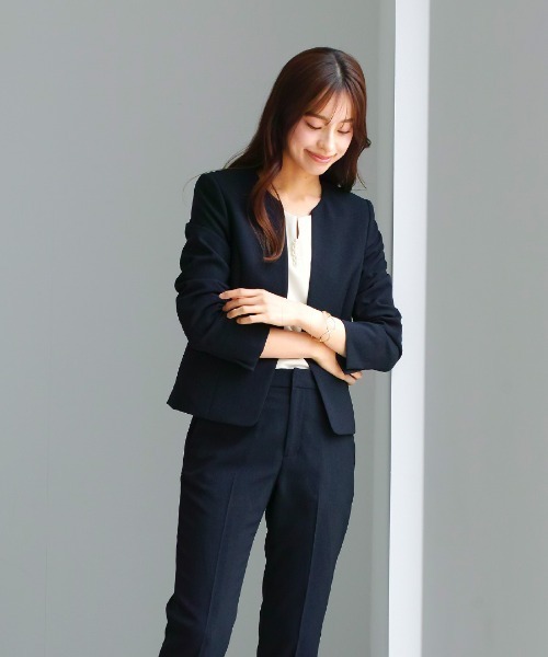 WHITE JOOLA(ホワイトジョーラ)の「UV CUT・速乾・接触冷感・防シワ・ストレッチ・手洗い可【多機能すぎるブラウス】ダブルピケクロス・パール調キーネックデザインブラウス(シャツ/ブラウス・レディース・ネイビー/アイボリー・S/M/L/LL)」の4枚目の写真