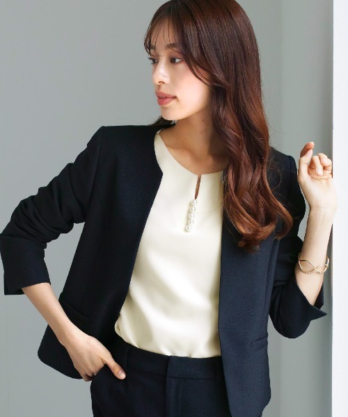 WHITE JOOLA(ホワイトジョーラ)の「UV CUT・速乾・接触冷感・防シワ・ストレッチ・手洗い可【多機能すぎるブラウス】ダブルピケクロス・パール調キーネックデザインブラウス(シャツ/ブラウス・レディース・ネイビー/アイボリー・S/M/L/LL)」の5枚目の写真