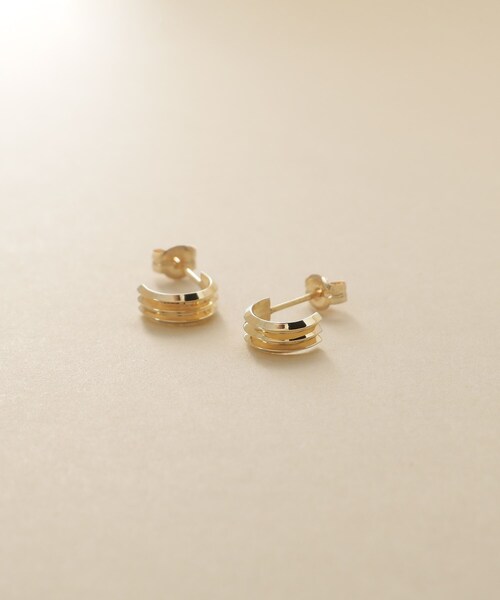 COCOSHNIK ONKITSCH（ココシュニックオンキッチュ）の「K10トリプルリッジピアス（ピアス（両耳用）・レディース・イエローゴールド・00）」の2枚目の写真