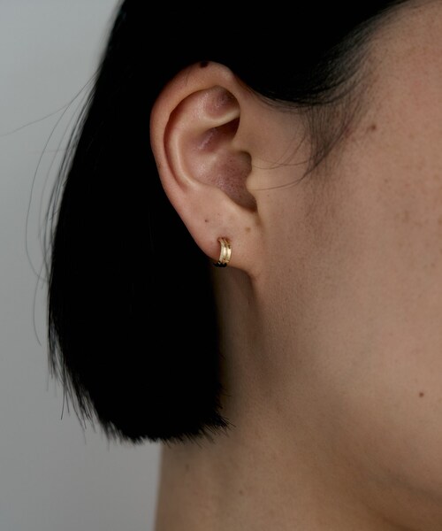 COCOSHNIK ONKITSCH（ココシュニックオンキッチュ）の「K10トリプルリッジピアス（ピアス（両耳用）・レディース・イエローゴールド・00）」の9枚目の写真