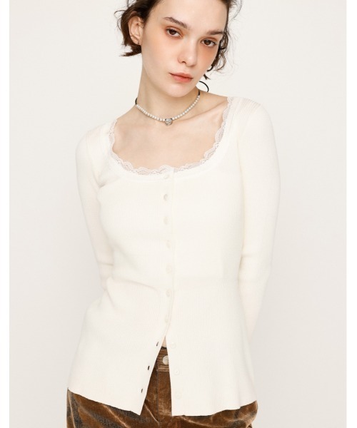 SLY（スライ）の「LACE DOCKING FRONT BUTTON TOPS レース ドッキング フロントボタン トップス 秋服 冬服（ニット/セーター・レディース・アイボリー/ブラック/杢グレー・FREE）」の2枚目の写真