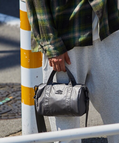 UMBRO(アンブロ)の「UMBRO/アンブロ 【新色追加】SP Coating Nylon Mini Boston Bag/別注 コーティングナイロン ミニボストンバッグ(ショルダーバッグ・メンズ・チャコールグレー/バーガンディー/ブラック/ホワイト/ベージュ・ONE SIZE)」の4枚目の写真