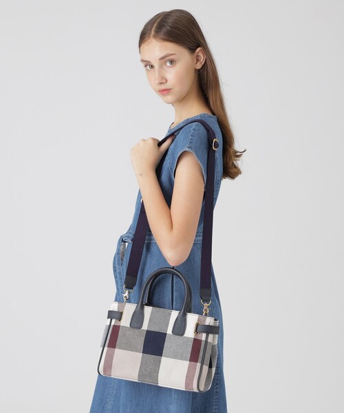 BLUE LABEL CRESTBRIDGE（ブルーレーベルクレストブリッジ）の「クレストブリッジチェックキャンバスハトメミドルトート（トートバッグ・レディース・ベージュ系その他/ダークネイビー・FREE）」の9枚目の写真