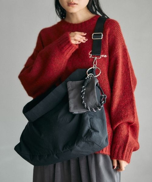 LEPSIM（レプシィム）の「チャーム付きギャザーショルダー　599317（ショルダーバッグ・レディース・ベージュ/グレー/ブラック・ONE SIZE）」の2枚目の写真