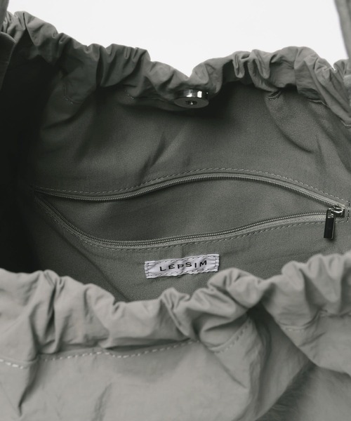 LEPSIM（レプシィム）の「チャーム付きギャザーショルダー　599317（ショルダーバッグ・レディース・ベージュ/グレー/ブラック・ONE SIZE）」の17枚目の写真