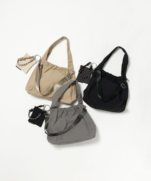 LEPSIM（レプシィム）の「チャーム付きギャザーショルダー　599317（ショルダーバッグ・レディース・ベージュ/グレー/ブラック・ONE SIZE）」の8枚目の写真