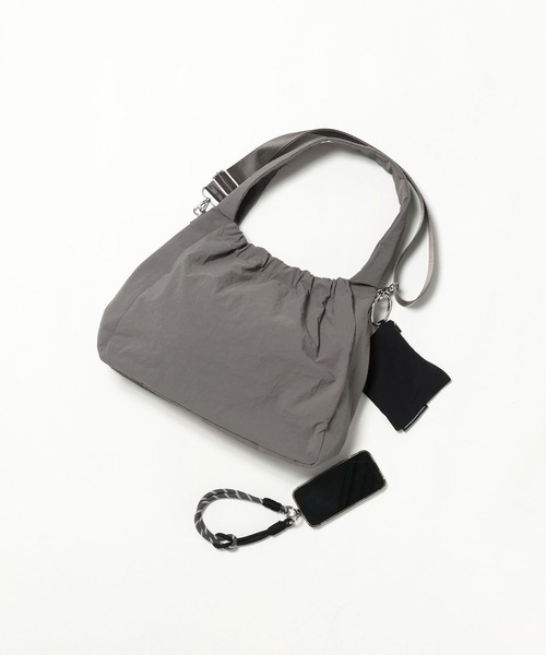LEPSIM（レプシィム）の「チャーム付きギャザーショルダー　599317（ショルダーバッグ・レディース・ベージュ/グレー/ブラック・ONE SIZE）」の11枚目の写真