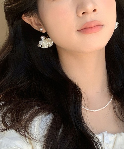 LA VORAGINE(ラ ヴォラジネ)の「パールフラワーピアス(ピアス(両耳用)・レディース・ホワイト・FREE)」の3枚目の写真