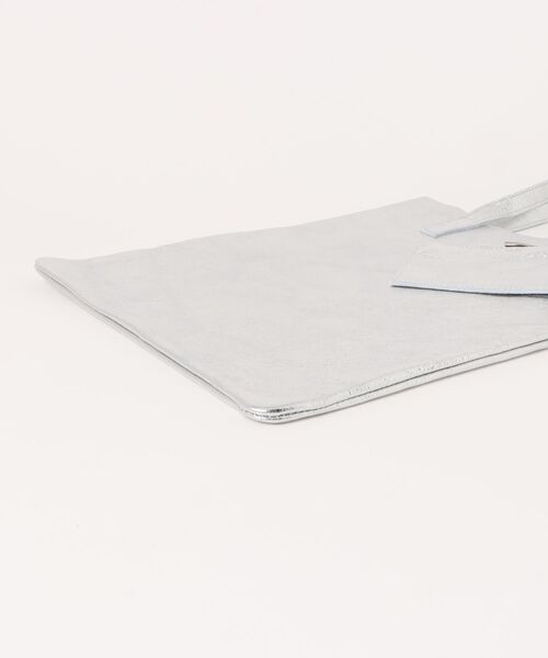 andrea cardone(アンドレアカルドネ)の「【andrea cardone/アンドレアカルドネ】レザー メタリック トートバッグ ミニポーチ付き イタリア製(トートバッグ・レディース・シルバー・FREE)」の3枚目の写真