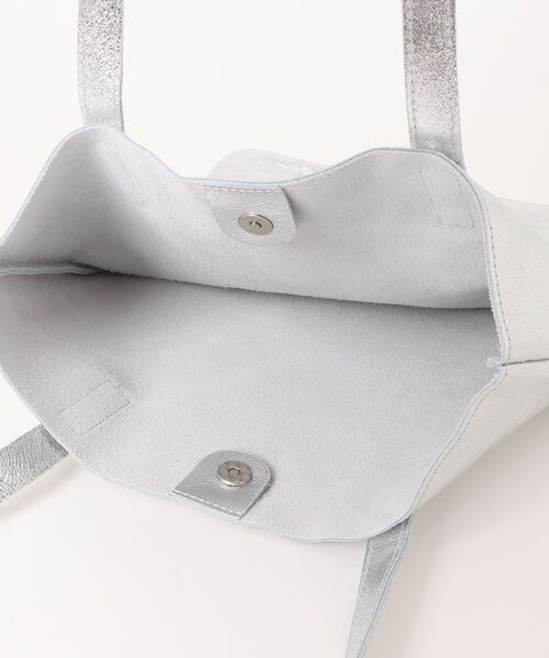 andrea cardone(アンドレアカルドネ)の「【andrea cardone/アンドレアカルドネ】レザー メタリック トートバッグ ミニポーチ付き イタリア製(トートバッグ・レディース・シルバー・FREE)」の4枚目の写真