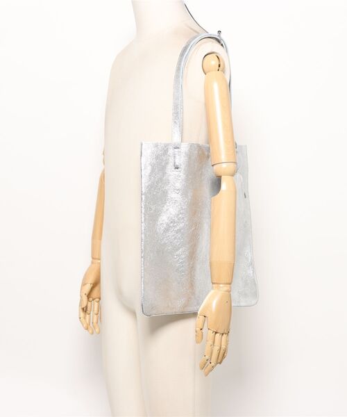 andrea cardone(アンドレアカルドネ)の「【andrea cardone/アンドレアカルドネ】レザー メタリック トートバッグ ミニポーチ付き イタリア製(トートバッグ・レディース・シルバー・FREE)」の7枚目の写真