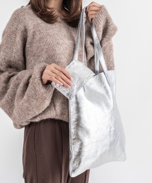 andrea cardone(アンドレアカルドネ)の「【andrea cardone/アンドレアカルドネ】レザー メタリック トートバッグ ミニポーチ付き イタリア製(トートバッグ・レディース・シルバー・FREE)」の11枚目の写真