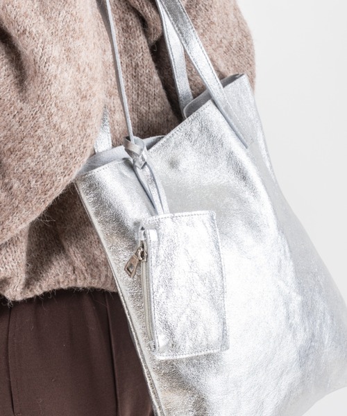 andrea cardone(アンドレアカルドネ)の「【andrea cardone/アンドレアカルドネ】レザー メタリック トートバッグ ミニポーチ付き イタリア製(トートバッグ・レディース・シルバー・FREE)」の12枚目の写真