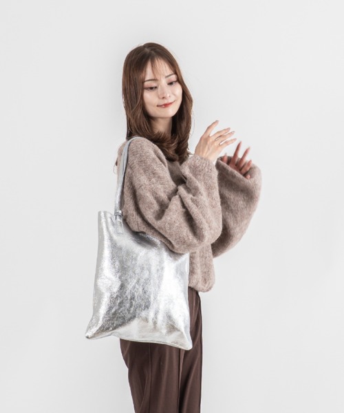 andrea cardone(アンドレアカルドネ)の「【andrea cardone/アンドレアカルドネ】レザー メタリック トートバッグ ミニポーチ付き イタリア製(トートバッグ・レディース・シルバー・FREE)」の10枚目の写真
