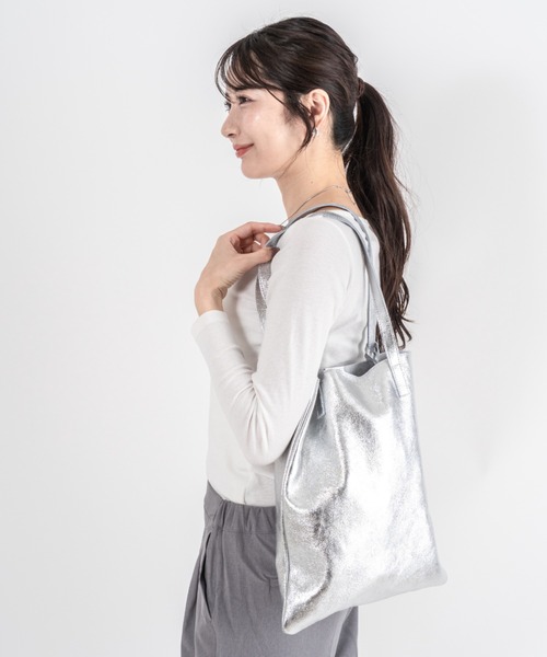 andrea cardone(アンドレアカルドネ)の「【andrea cardone/アンドレアカルドネ】レザー メタリック トートバッグ ミニポーチ付き イタリア製(トートバッグ・レディース・シルバー・FREE)」の15枚目の写真