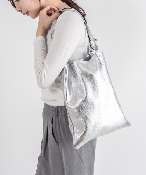 andrea cardone(アンドレアカルドネ)の「【andrea cardone/アンドレアカルドネ】レザー メタリック トートバッグ ミニポーチ付き イタリア製(トートバッグ・レディース・シルバー・FREE)」の16枚目の写真