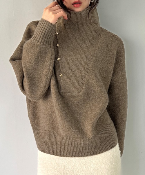 junoah(ジュノア)の「2wayネックゴールドボタンニットプルオーバー(ニット/セーター・レディース・ベージュ/チャコール/アイボリー・MEDIUM/LARGE)」の3枚目の写真