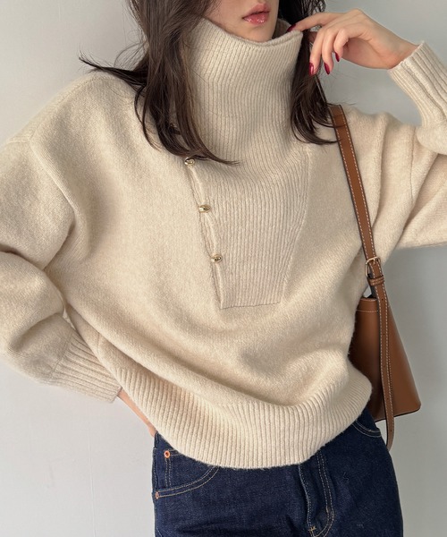 junoah(ジュノア)の「2wayネックゴールドボタンニットプルオーバー(ニット/セーター・レディース・ベージュ/チャコール/アイボリー・MEDIUM/LARGE)」の2枚目の写真