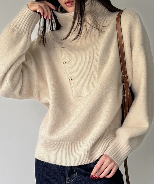 junoah(ジュノア)の「2wayネックゴールドボタンニットプルオーバー(ニット/セーター・レディース・ベージュ/チャコール/アイボリー・MEDIUM/LARGE)」の4枚目の写真