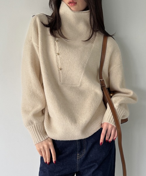 junoah(ジュノア)の「2wayネックゴールドボタンニットプルオーバー(ニット/セーター・レディース・ベージュ/チャコール/アイボリー・MEDIUM/LARGE)」の5枚目の写真
