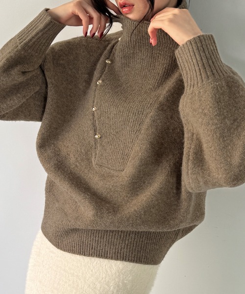 junoah(ジュノア)の「2wayネックゴールドボタンニットプルオーバー(ニット/セーター・レディース・ベージュ/チャコール/アイボリー・MEDIUM/LARGE)」の11枚目の写真
