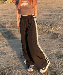 ULEULA（ウルア）の「サイドフリルラインシャカシャカパンツ（その他パンツ）」