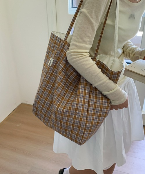 IRADOWL(アイラドール)の「レトロチェック柄トートバッグ(トートバッグ・レディース・レッド/ライトブルー/ベージュ/マスタード・FREE)」の3枚目の写真