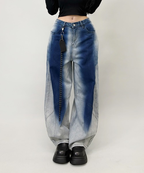 FOLLOWIN（フォロウィン）の「2color/キーホルダー付き/グラデーションカーブシルエットデニム（デニムパンツ・レディース・ブラック/ブルー・SMALL/MEDIUM/LARGE）」の2枚目の写真