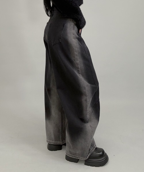 FOLLOWIN（フォロウィン）の「2color/キーホルダー付き/グラデーションカーブシルエットデニム（デニムパンツ・レディース・ブラック/ブルー・SMALL/MEDIUM/LARGE）」の7枚目の写真