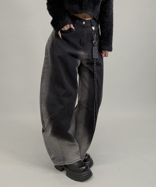 FOLLOWIN（フォロウィン）の「2color/キーホルダー付き/グラデーションカーブシルエットデニム（デニムパンツ・レディース・ブラック/ブルー・SMALL/MEDIUM/LARGE）」の8枚目の写真