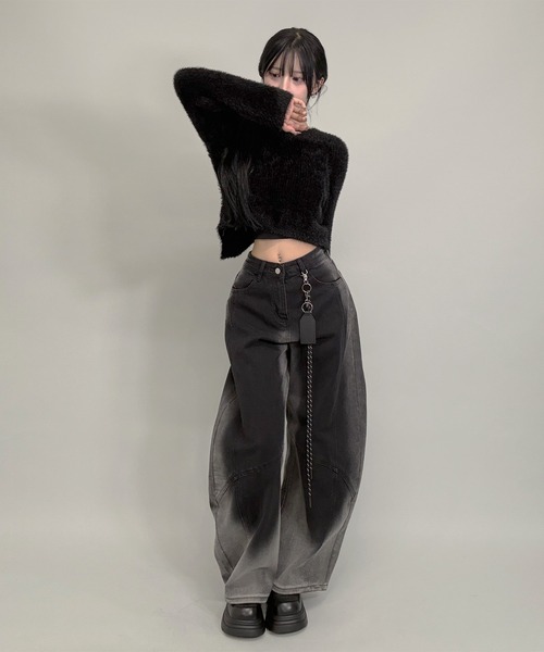 FOLLOWIN（フォロウィン）の「2color/キーホルダー付き/グラデーションカーブシルエットデニム（デニムパンツ・レディース・ブラック/ブルー・SMALL/MEDIUM/LARGE）」の3枚目の写真