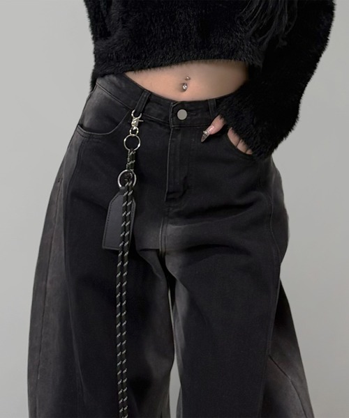 FOLLOWIN（フォロウィン）の「2color/キーホルダー付き/グラデーションカーブシルエットデニム（デニムパンツ・レディース・ブラック/ブルー・SMALL/MEDIUM/LARGE）」の11枚目の写真