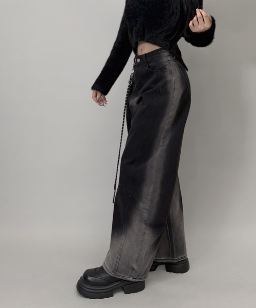 FOLLOWIN（フォロウィン）の「2color/キーホルダー付き/グラデーションカーブシルエットデニム（デニムパンツ・レディース・ブラック/ブルー・SMALL/MEDIUM/LARGE）」の6枚目の写真