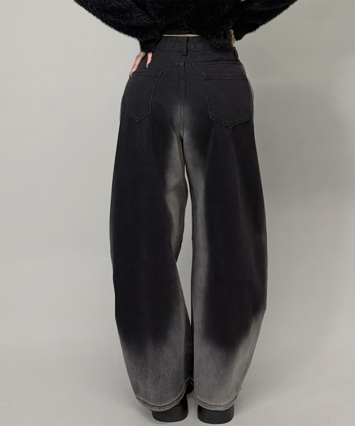 FOLLOWIN（フォロウィン）の「2color/キーホルダー付き/グラデーションカーブシルエットデニム（デニムパンツ・レディース・ブラック/ブルー・SMALL/MEDIUM/LARGE）」の9枚目の写真