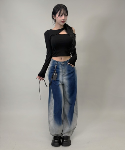 FOLLOWIN（フォロウィン）の「2color/キーホルダー付き/グラデーションカーブシルエットデニム（デニムパンツ・レディース・ブラック/ブルー・SMALL/MEDIUM/LARGE）」の16枚目の写真