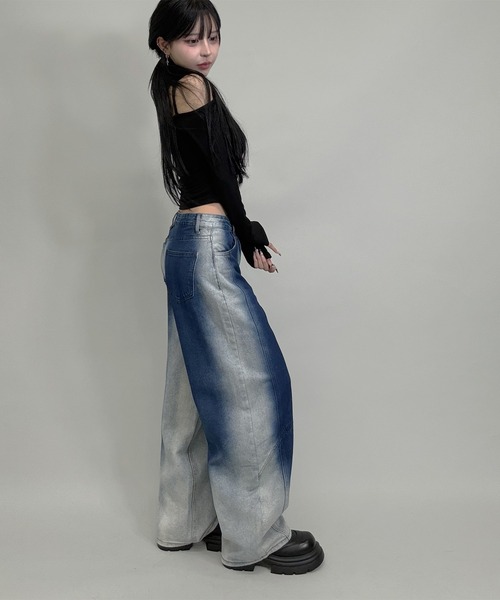 FOLLOWIN（フォロウィン）の「2color/キーホルダー付き/グラデーションカーブシルエットデニム（デニムパンツ・レディース・ブラック/ブルー・SMALL/MEDIUM/LARGE）」の18枚目の写真