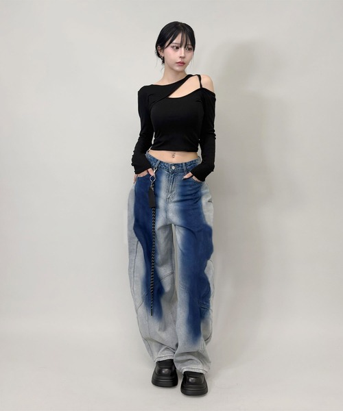 FOLLOWIN（フォロウィン）の「2color/キーホルダー付き/グラデーションカーブシルエットデニム（デニムパンツ・レディース・ブラック/ブルー・SMALL/MEDIUM/LARGE）」の15枚目の写真