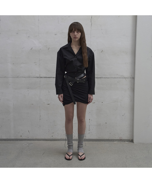 LCDC TM(エルシーディーシーティーエム)の「TWISTED-DETAIL SHIRT (BLACK)(シャツ/ブラウス・レディース・ブラック・SMALL/MEDIUM)」の1枚目の写真