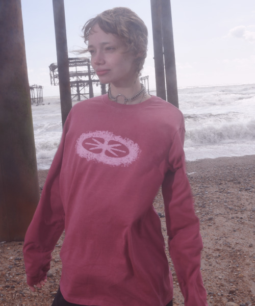 ERTR(イーアールティーアール)の「Pigment Dyed Star Logo LS T-Shirt Red(Tシャツ/カットソー・レディース・その他・X-SMALL/SMALL/MEDIUM/LARGE)」の1枚目の写真