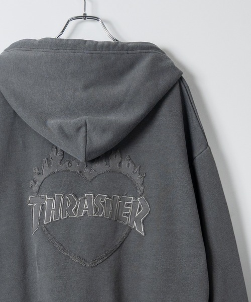 THRASHER（スラッシャー）の「【at】〔THRASHER/スラッシャー〕ダメージデニムアップリケ ピグメント ダブルジップショートパーカー（パーカー・メンズ・グレー/チャコールグレー/ブラウン/ピンク・FREE）」の2枚目の写真